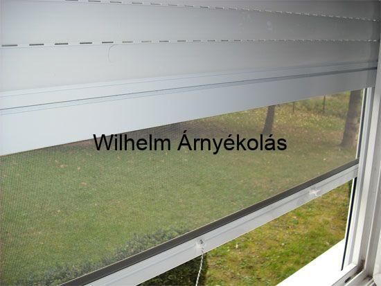 Új típusú műanyag redőny lehúzhatós szúnyoghálóval, kényelmes árnyékolás és rovarvédelem.
