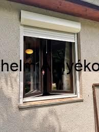 Hőszigetelt alumínium redőny lehúzhatós szúnyoghálóval, modern és energiatakarékos megoldás.